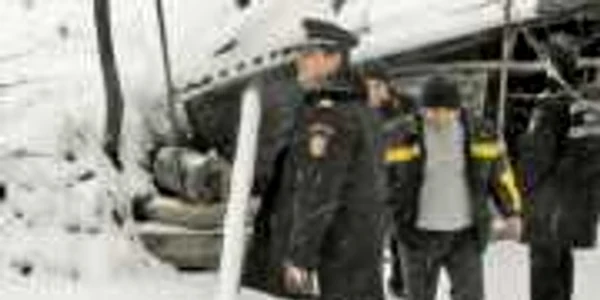 Trei familii din Chirileşti  au rămas fără case după  ce pământul a luat-o la vale  