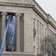 banner uriaș cu fața președintelui Donald Trump și mesajul „Make America Safe Again” pe fațada sediului Departamentului de Justiție din Washington FOTO: X/@WUTangKids
