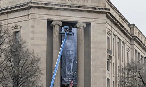 banner uriaș cu fața președintelui Donald Trump și mesajul „Make America Safe Again” pe fațada sediului Departamentului de Justiție din Washington FOTO: X/@WUTangKids