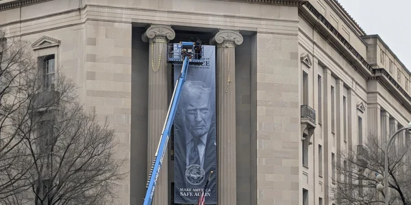 banner uriaș cu fața președintelui Donald Trump și mesajul „Make America Safe Again” pe fațada sediului Departamentului de Justiție din Washington FOTO: X/@WUTangKids