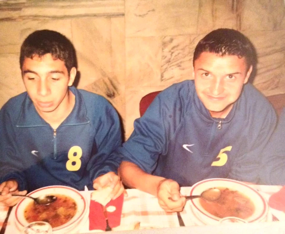 Budescu (dreapta) pe când visa să ajungă fotbalist