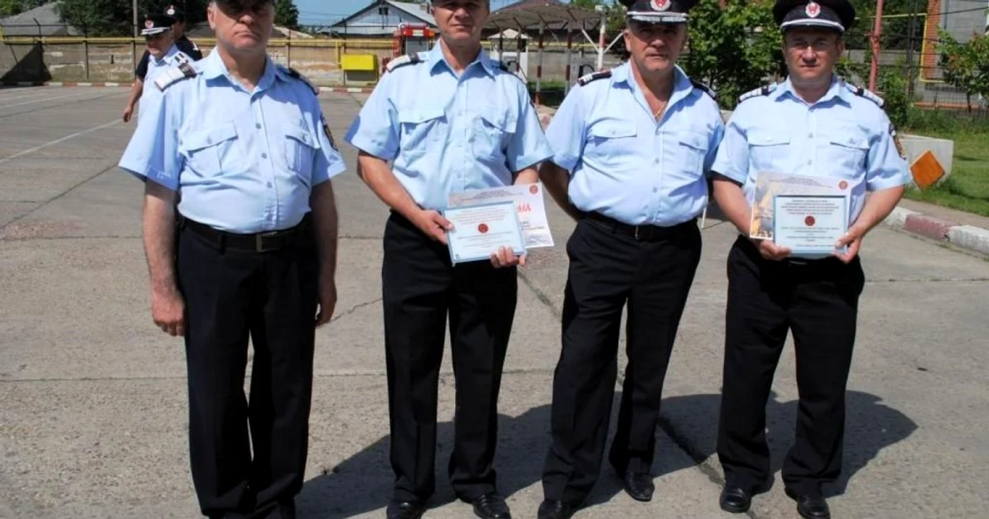 Cei trei pensionari, alături de şeful ISU Călăraşi, col.Gheorghe Popa(al doilea din dreapta)