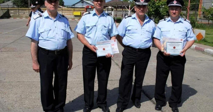 Cei trei pensionari, alături de şeful ISU Călăraşi, col.Gheorghe Popa(al doilea din dreapta)