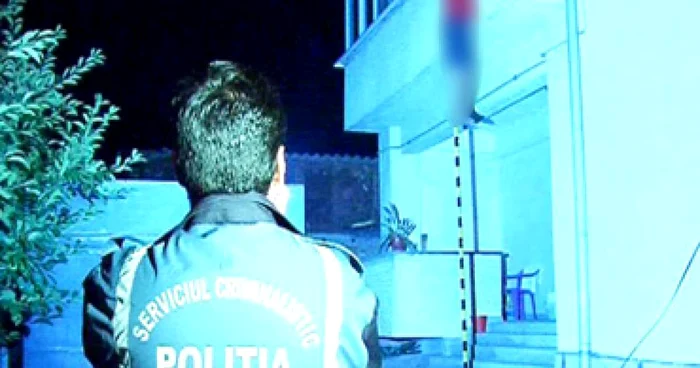 Craiova: EXCLUSIV/ Un bărbat s-a spânzurat de balconul casei în care locuia (update, galerie foto)