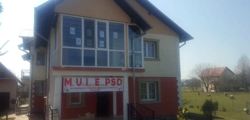 Afişul pe care şi l-a instalat românul pe casă