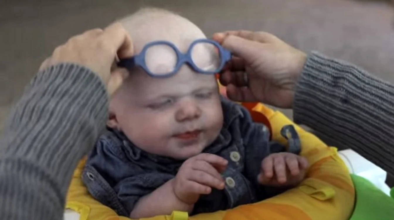 
    Leo a putut să-și vadă mama cu ajutorul unor ochelari specialiFoto: captură video  