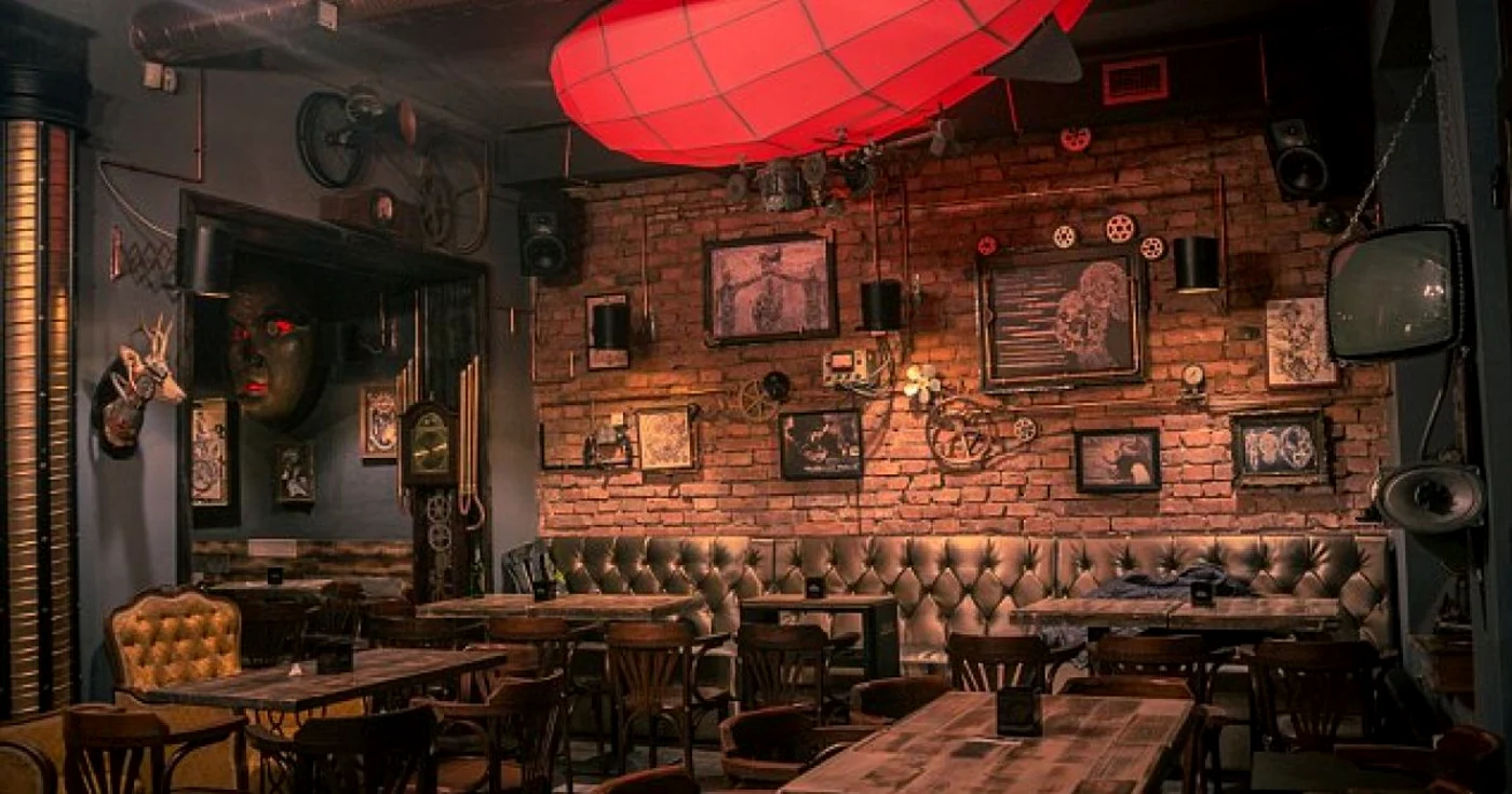 LED zeppelinul roşu, luminat, este unul din obiectele care se bat cap în cap cu elementele mecanice futuriste din localul Joben Bistro FOTO Daily Mail