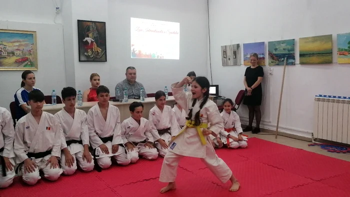 Tot mai mulți copii ajung în sala de antrenamente, la karate FOTO: A.M.