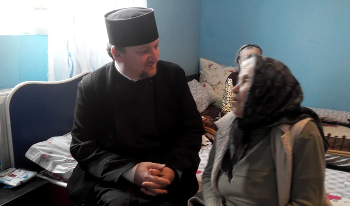 Preotul Necula îi vizitează zilnic pe asistaţi Foto Iulian Bunilă