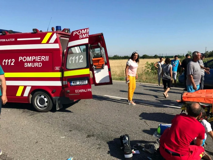 Un muncitor şi şoferul maşinii au ajuns la spital