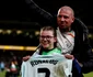 Cristiano Ronaldo i-a daruit tricoul său unei fetiţe. Foto Profimedia