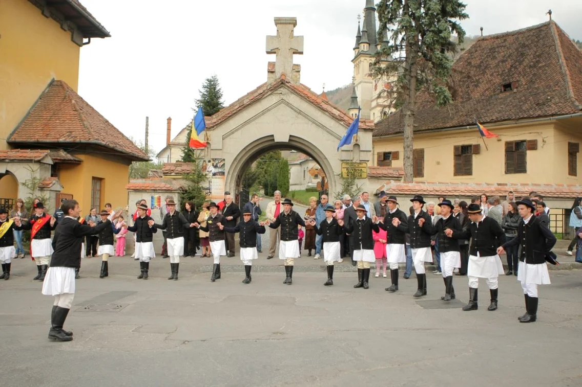 Junii tineri sunt aruncaţi în ţol pentru a-şi dovedi vitejia