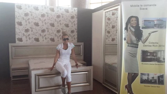 Surorile Bambi fac reclama la mobila