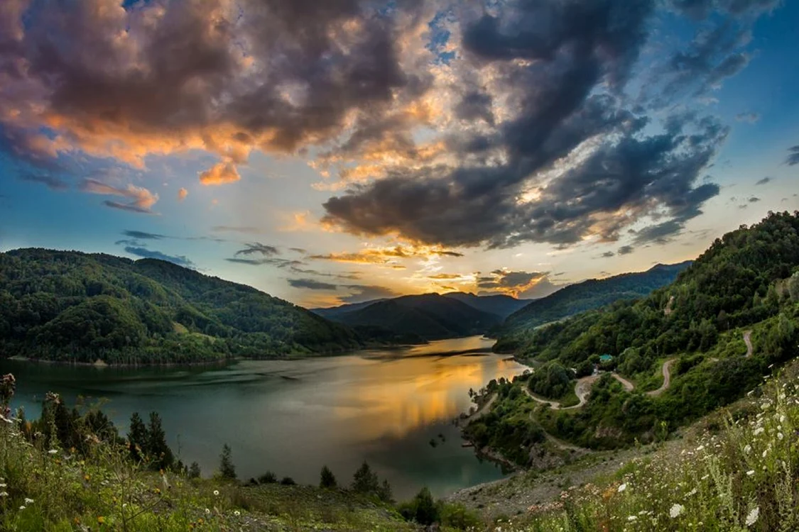 Lacul Siriu este principalul obiectiv turistic al zonei Foto Ilona Duţă