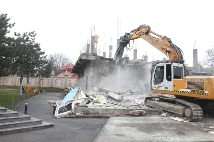 Vechea gară pentru trenuleţul din Parcul Orăşelul Copiilor, din sectorul 4 al Capitalei, a fost demolată FOTO Florin Şuler