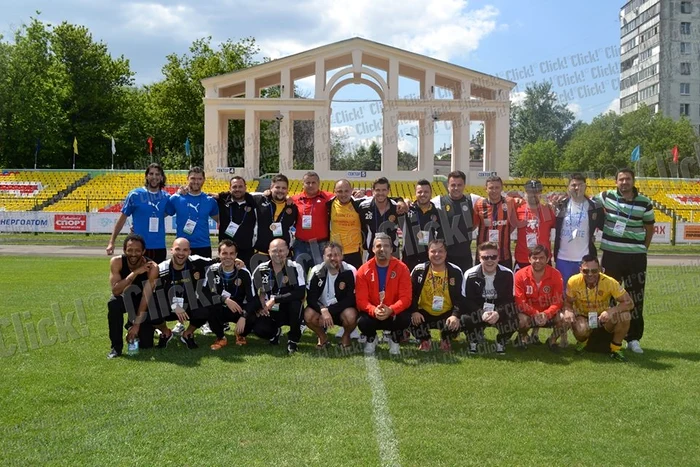 Echipa artiştilor români beneficiază de serviciile foştilor fotbalişti Robert Niţă şi Daniel Chiriţă.