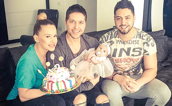 
    Anda Adam, alături de soț, de fiică și de nașul  micuței, George Papagheorghe (în mijloc)  