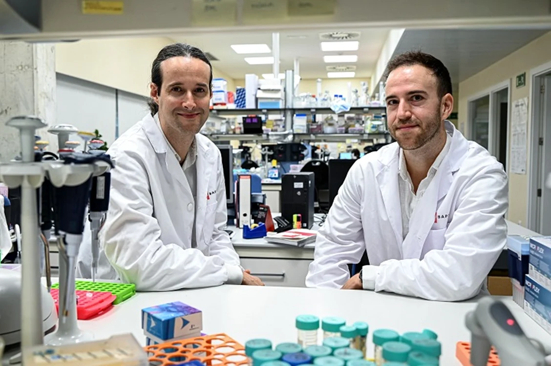 Cercetătorii Inaki Martin Subero și Marti Duran Ferrer în laborator Foto Universitatea Barcelona