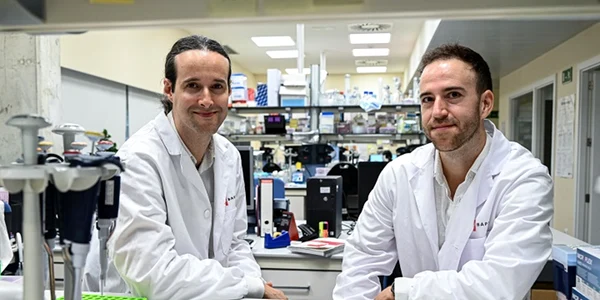 Cercetătorii Inaki Martin Subero și Marti Duran Ferrer au descoperit cutia neagră a cancerului Foto Universitatea Barcelona jpg