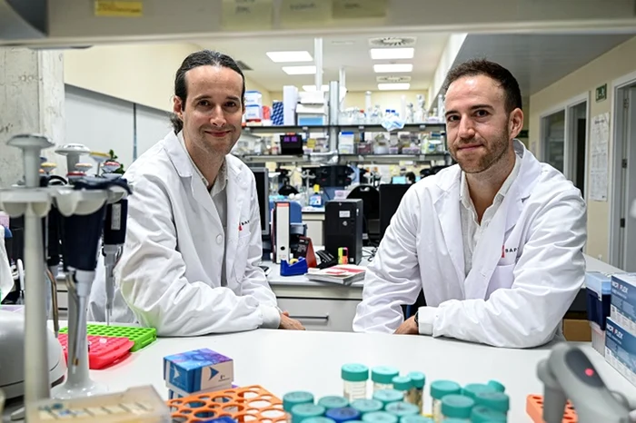 Cercetătorii Inaki Martin Subero și Marti Duran Ferrer în laborator Foto Universitatea Barcelona
