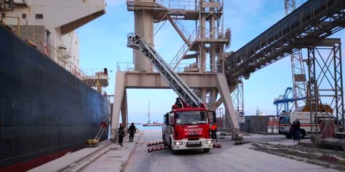 Interventia pompierilor in Portul Agigea FOTO ISU Dobrogea