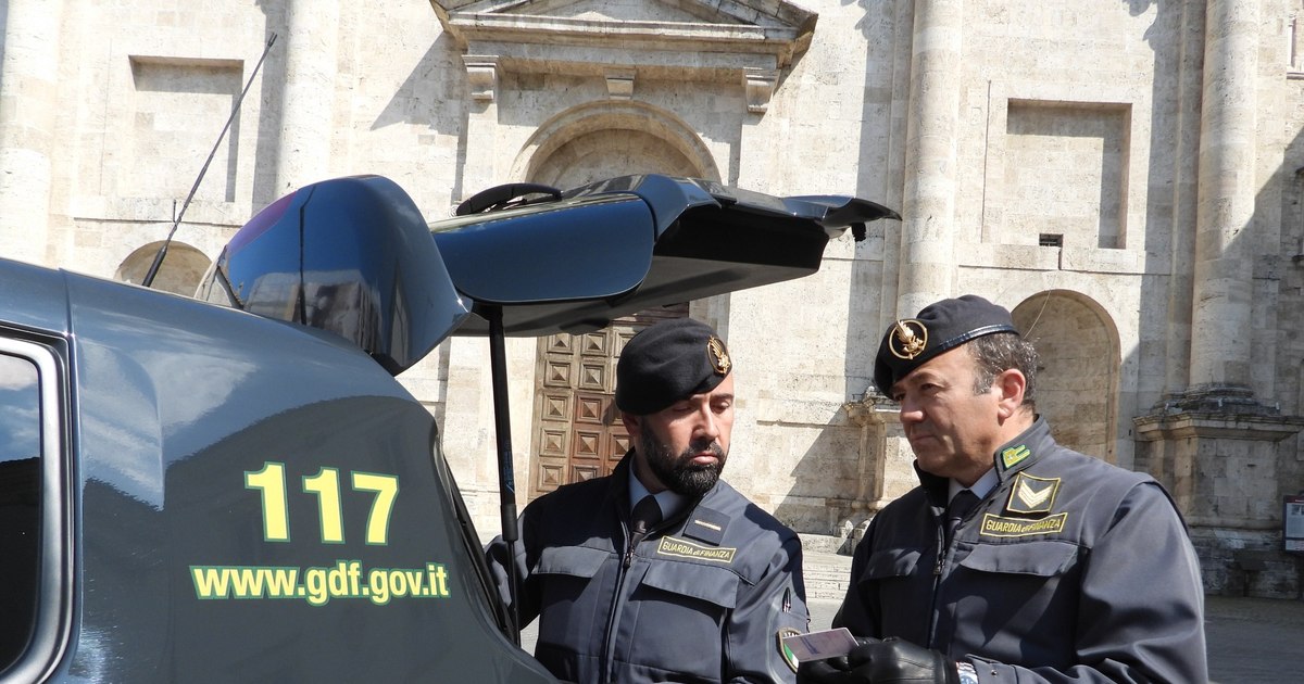 Cum a reușit un român din Italia să câştige zeci de mii de euro pretinzând că este notar. Sigilii, ștampile și acte false