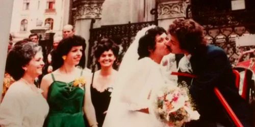 Nuntă la Biserica Stavropoleos din Bucureşti pozată de un american în anii '80 Sursa Facebook Susan Hills Goldman 
