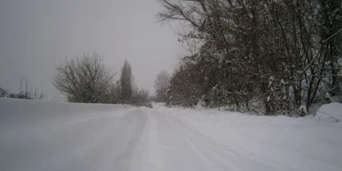 Iarna a blocat mai multe drumuri judetene şi comunale