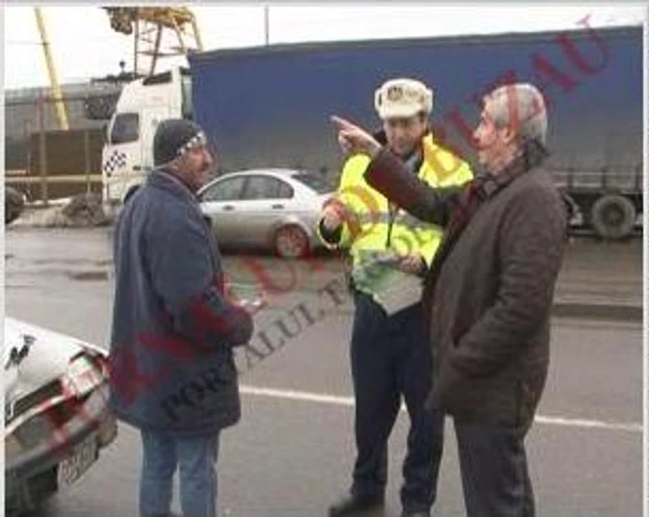 
    Călin Popescu Tăriceanu ar fi vrut să întoarcă printr-un loc nepermis (Foto: Jurnalul de Buzău)  