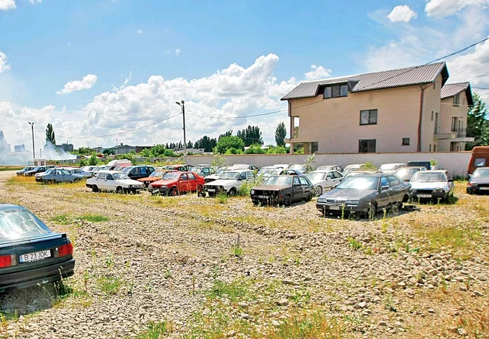 În “garajul” hingherilor  au rămas doar maşinile  abandonate