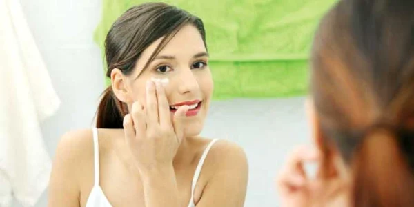 Folosiţi creme speciale pentru zona ochilor în fiecare zi, dimineaţa şi seara