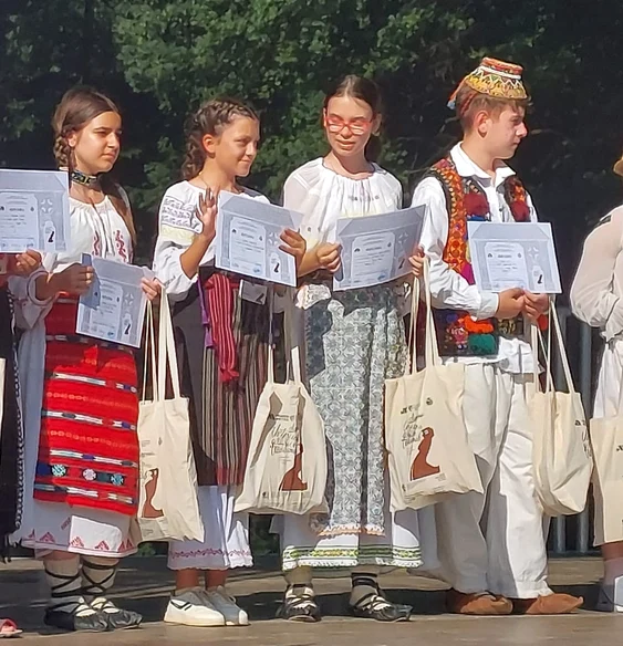 Maia și Maysa, pe podium FOTO: Biblioteca „Petre Pandrea” 