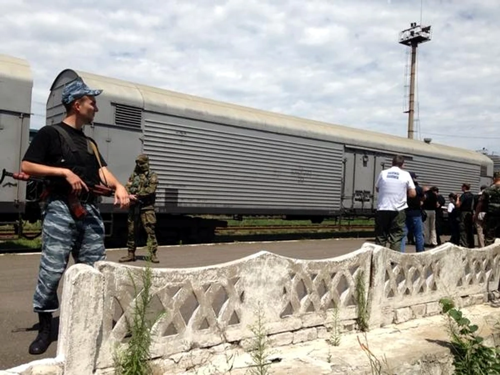 Miliarii rebeli înarmaţi până-n dinţi au stat lângă tren cât au fost prezenţii observatorii OSCE