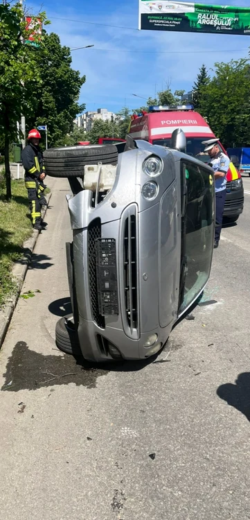 O şoferiţă de 71 de ani, începătoare, s-a răsturnat cu maşina pe un bulevard din Piteşti. Luase permisul în urmă cu două luni