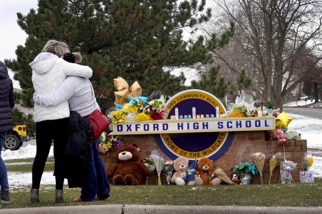 FOTO: AFP / Memorial pentru victimele atacului armat de la liceul Oxford, 1 decembrie 2021