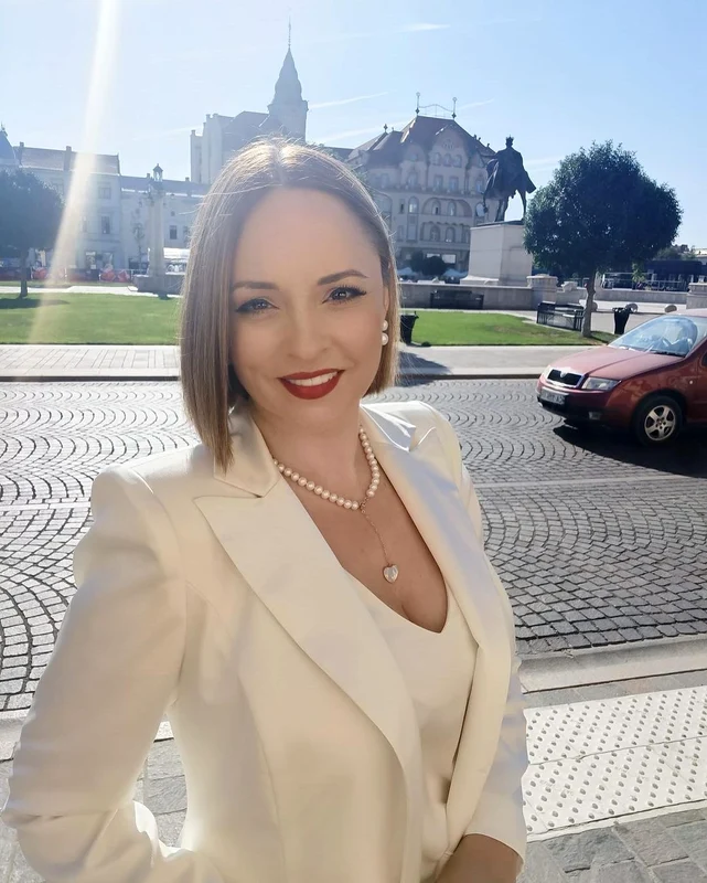 Andreea Marin a avut o apariție all white