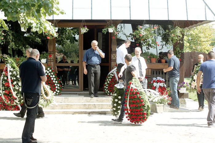 Dani a dus la mormânt  şi coroanele de flori