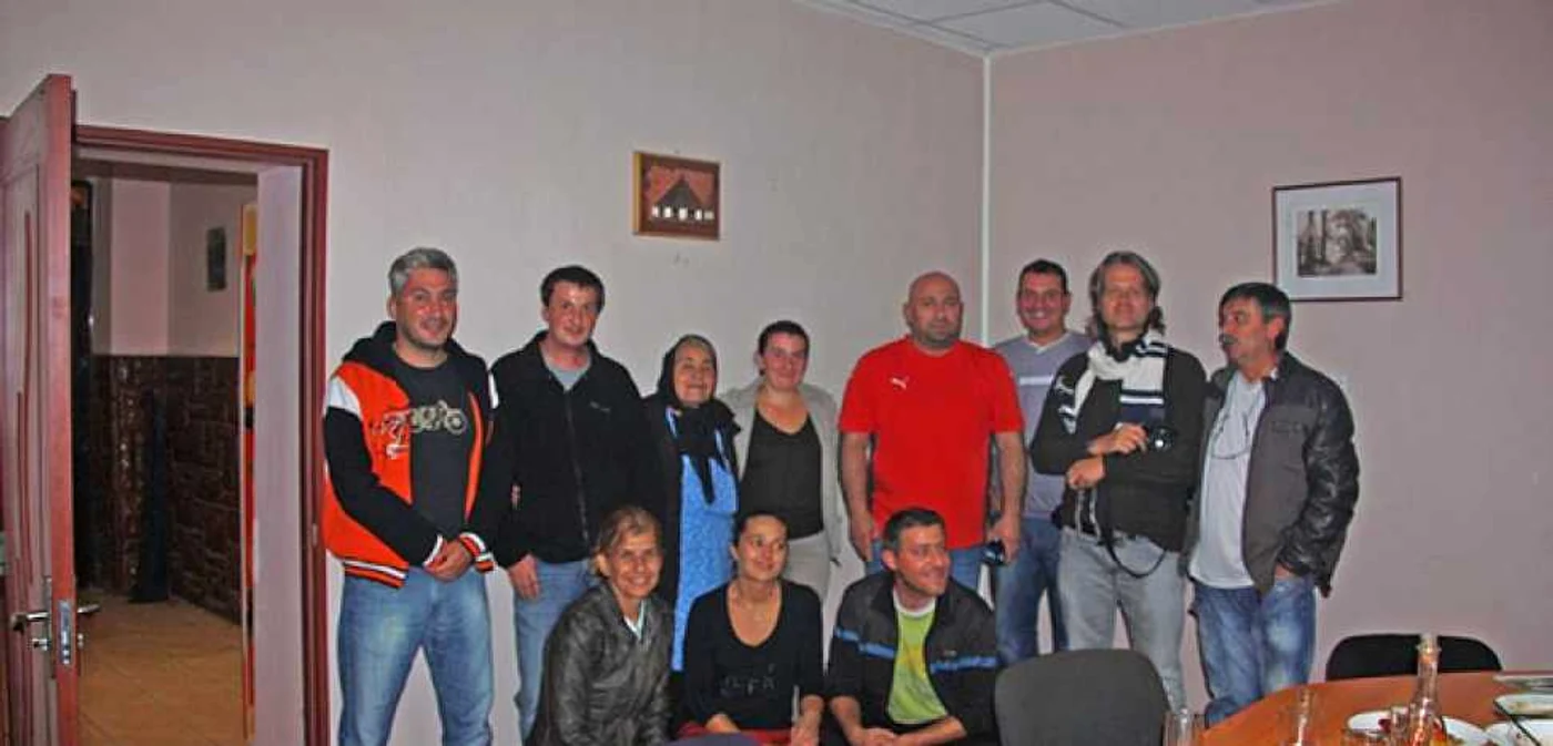Renumitul Chef a avut ocazia să guste produsele tradiţionale sârbeşti chiar pe Clisură FOTO: SAVEZ SRBA STARA MOLDAVA