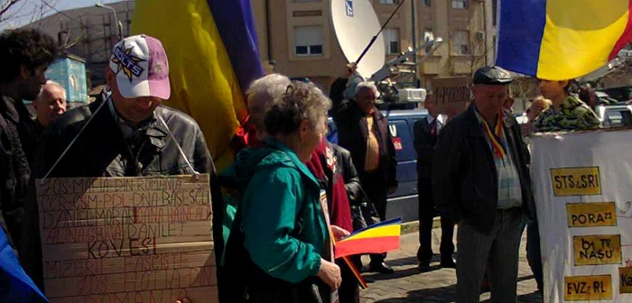 Mai mulţi protestatari s-au adunat în faţa Consiliului Superior al Magistraturii, nemulţumiţi de numirile vehiculate de premierul Ponta FOTO Adevărul