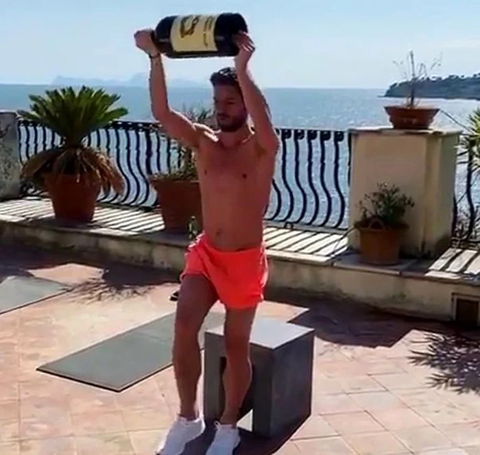 Dries Mertens a făcut echipă bună cu sticla de vin