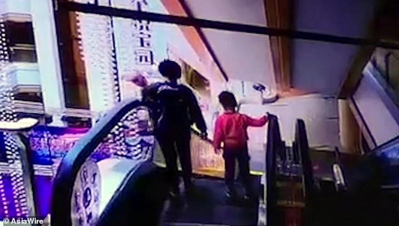 
    Femeia s-a dezechilibrat pe scăriFoto: captură video  