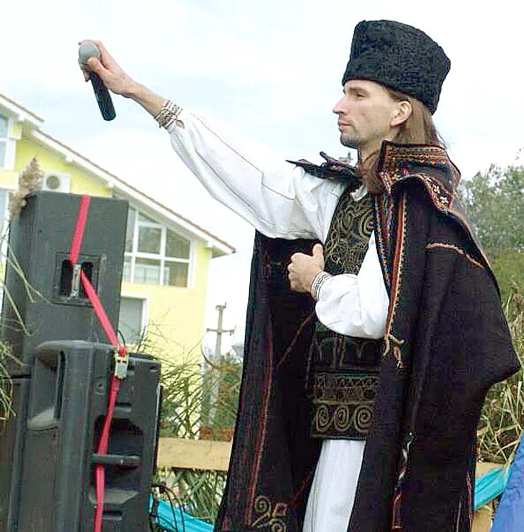 
    Florin Vasilică a moştenit talentul muzical de la tatăl săuFoto: Arhiva personală  