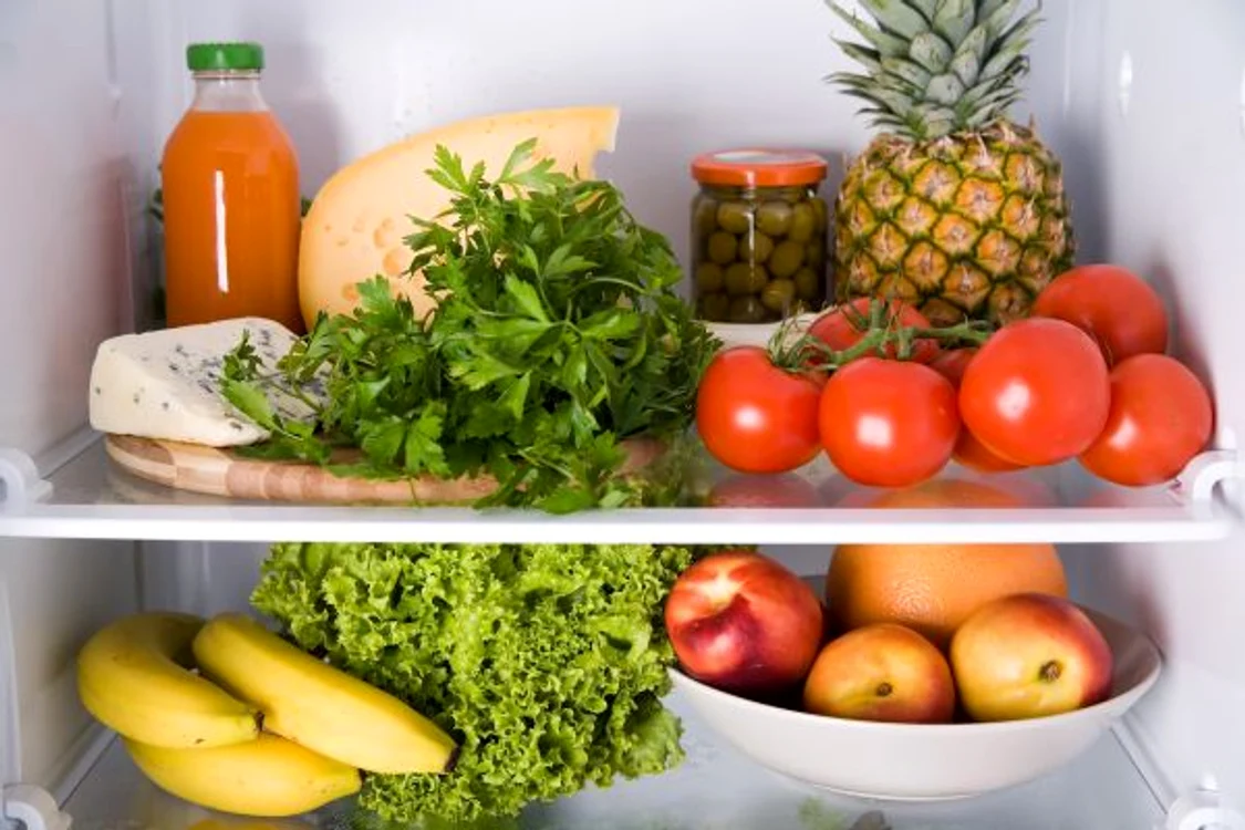 
    Umezeala şi resturile alimentare care au murdărit frigiderul sunt medii propice pentru înmulţirea bacteriilor   