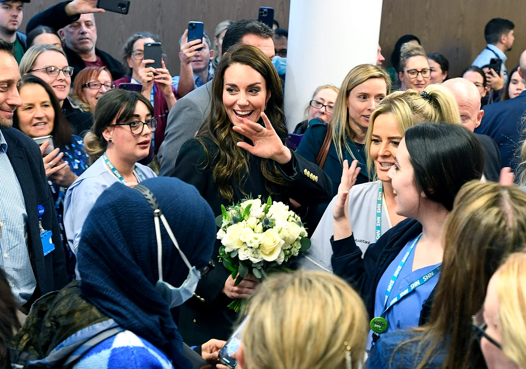Kate, alături de angajații spitalului (Foto Profimedia)