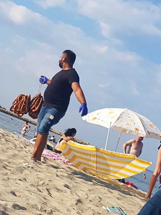 
    Comercianţii vindeau porumb fiert şi covrigi pe  plajă, fără grija amenzilor  Foto: adevarul.ro    