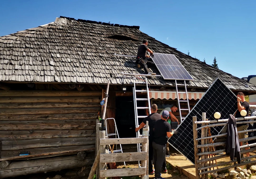 Casele vor fi luminate prin amplasarea de panouri fotovoltaice FOTO: Asociației Energia Inteligentă