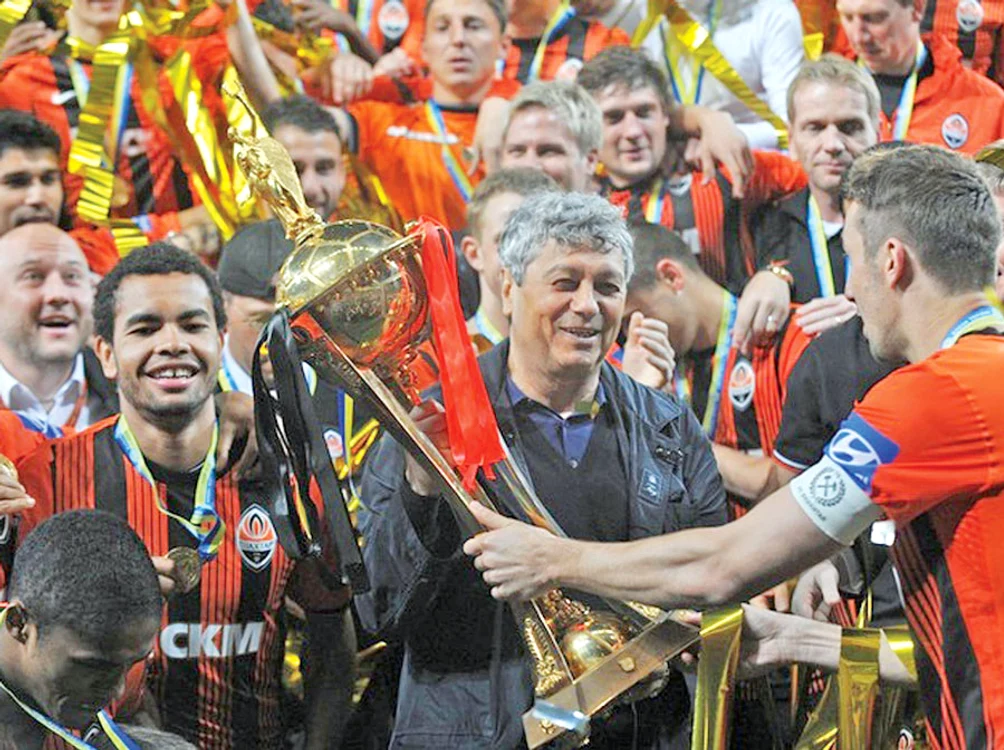 
    Mircea Lucescu  primeşte Cupa  Ucrainei de la  căpitanul echipei sale  