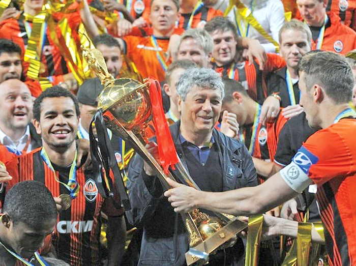 
    Mircea Lucescu  primeşte Cupa  Ucrainei de la  căpitanul echipei sale  