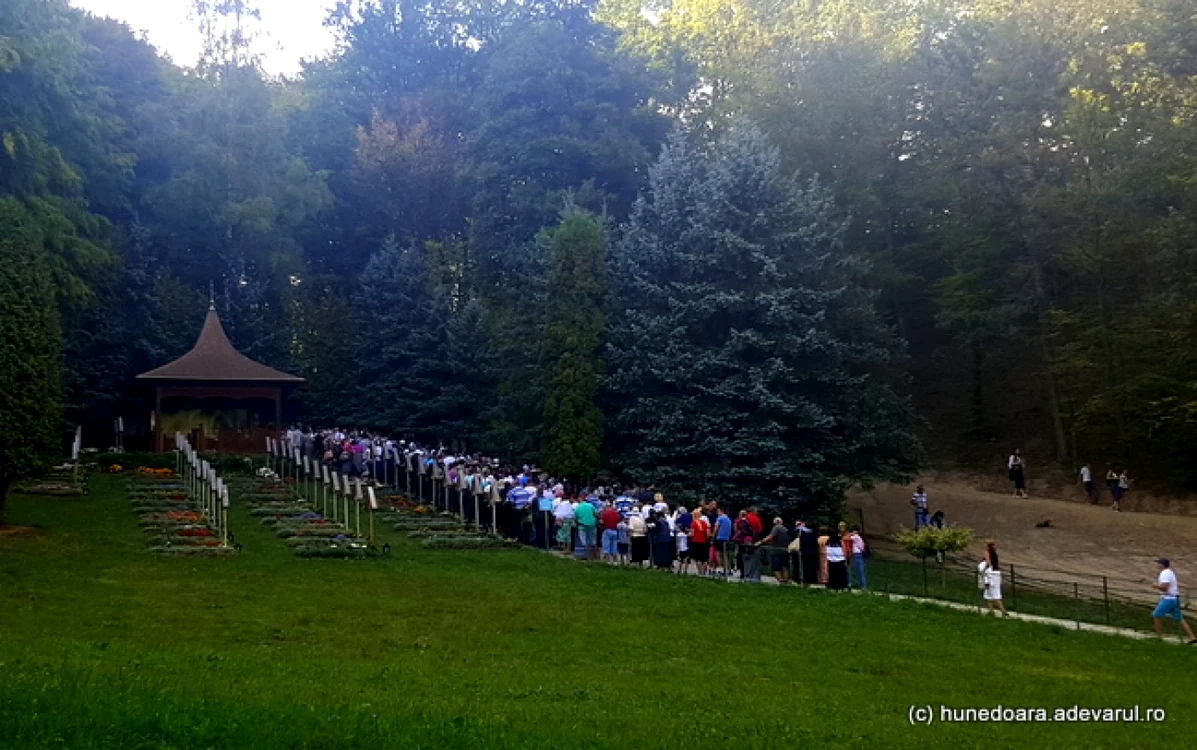 Mormântul duhovnicului Arsenie Boca. FOTO: Daniel Guţă. ADEVĂRUL.