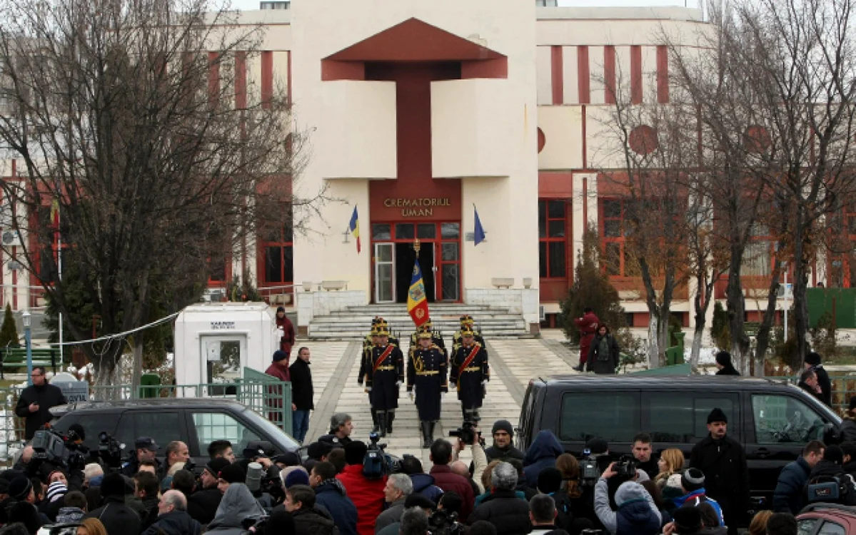 Aproape 300 de oameni s-au strâns în faţa crematoriului. FOTO Marian Iliescu